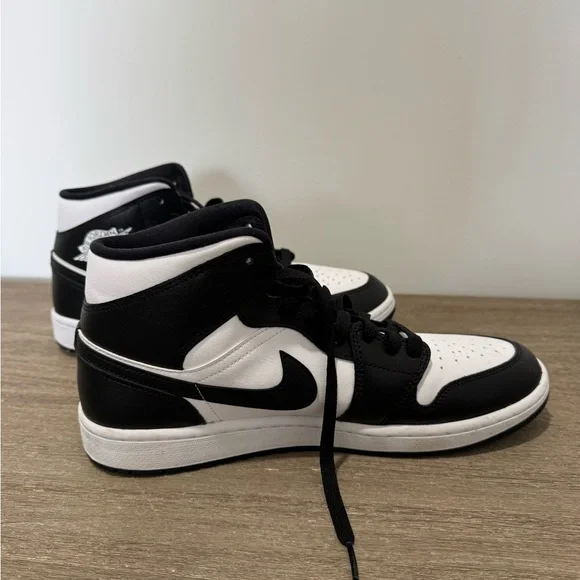 Air Jordan 1 Mid Panda Black and White | Very Good Condition - Picture 2 of 8